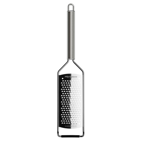 Rallador grueso Microplane para zanahorias, liberando sabor y color en platos frescos