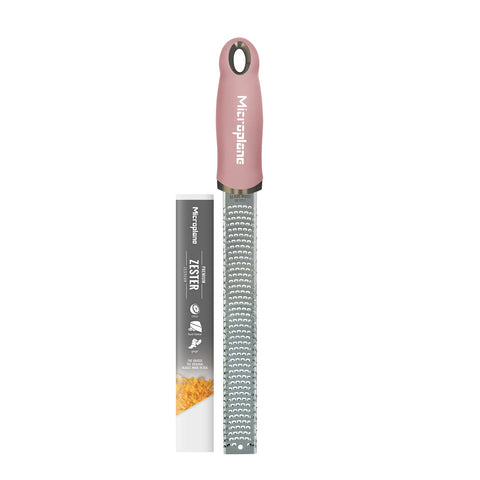 Microplane rallador rosado muestra ralladura cítrica fresca para ensaladas y aderezos.