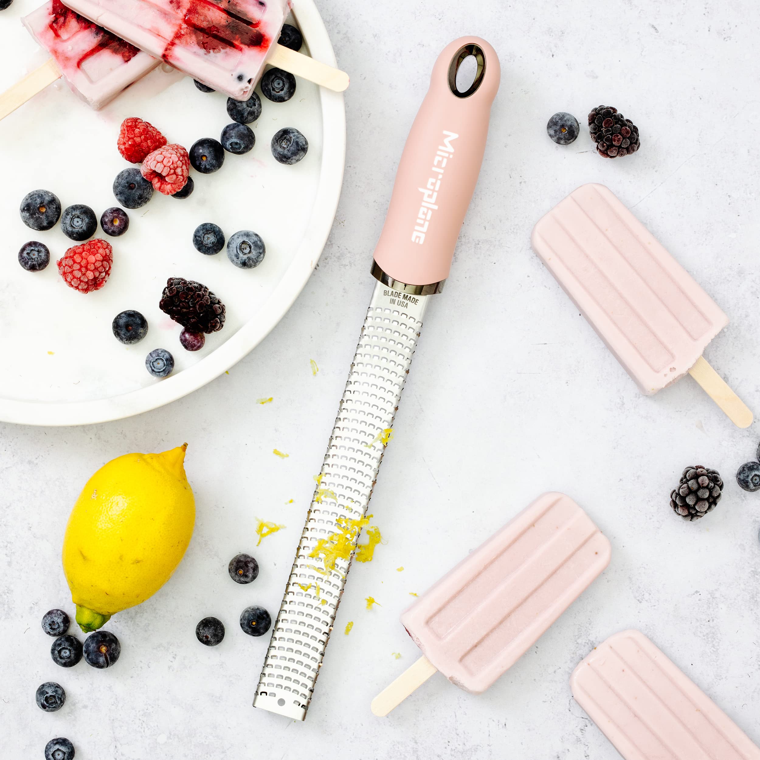 Microplane rallador rosado facilita limpieza y almacenamiento práctico.