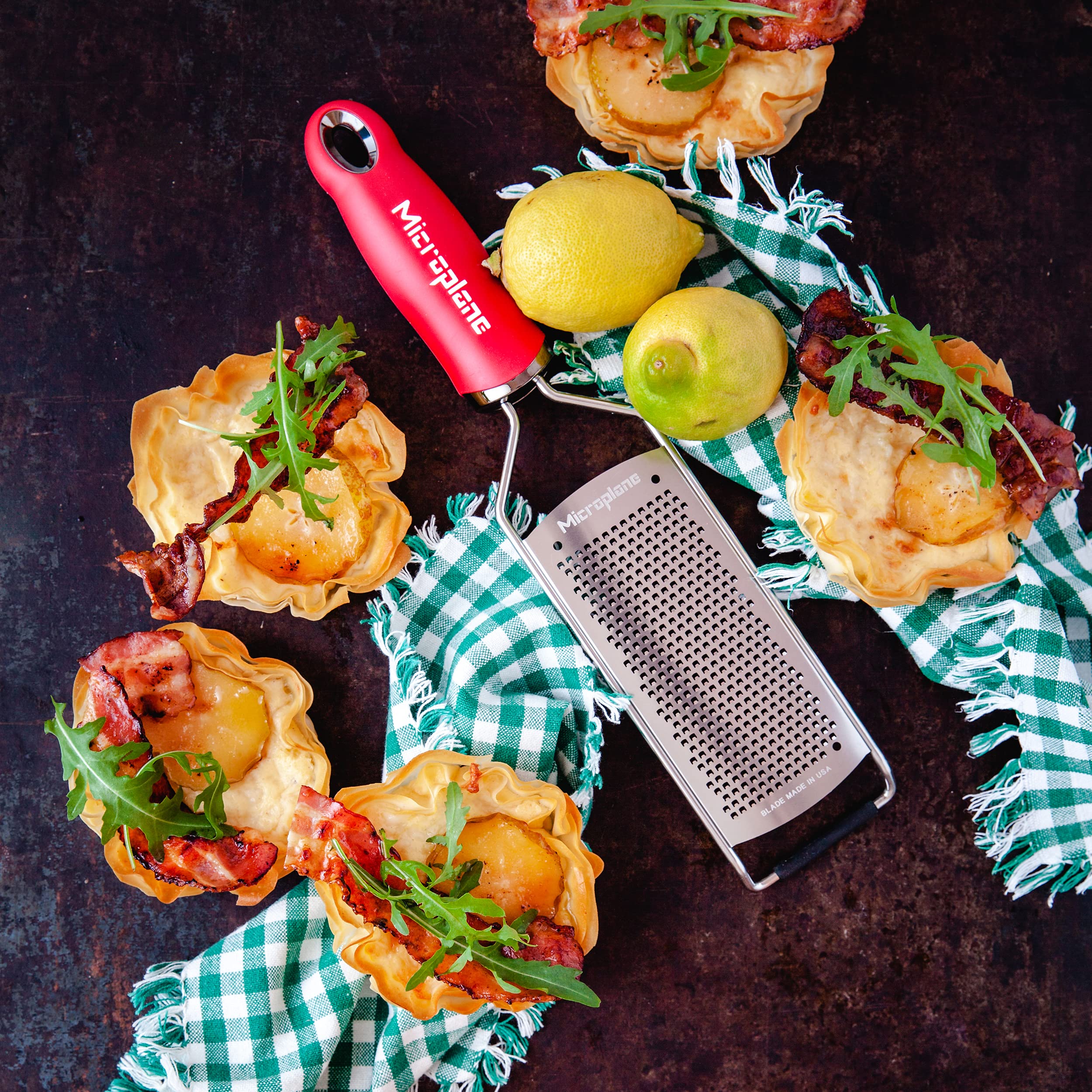 Base antideslizante Microplane serie gourmet mantiene estable el rallador.