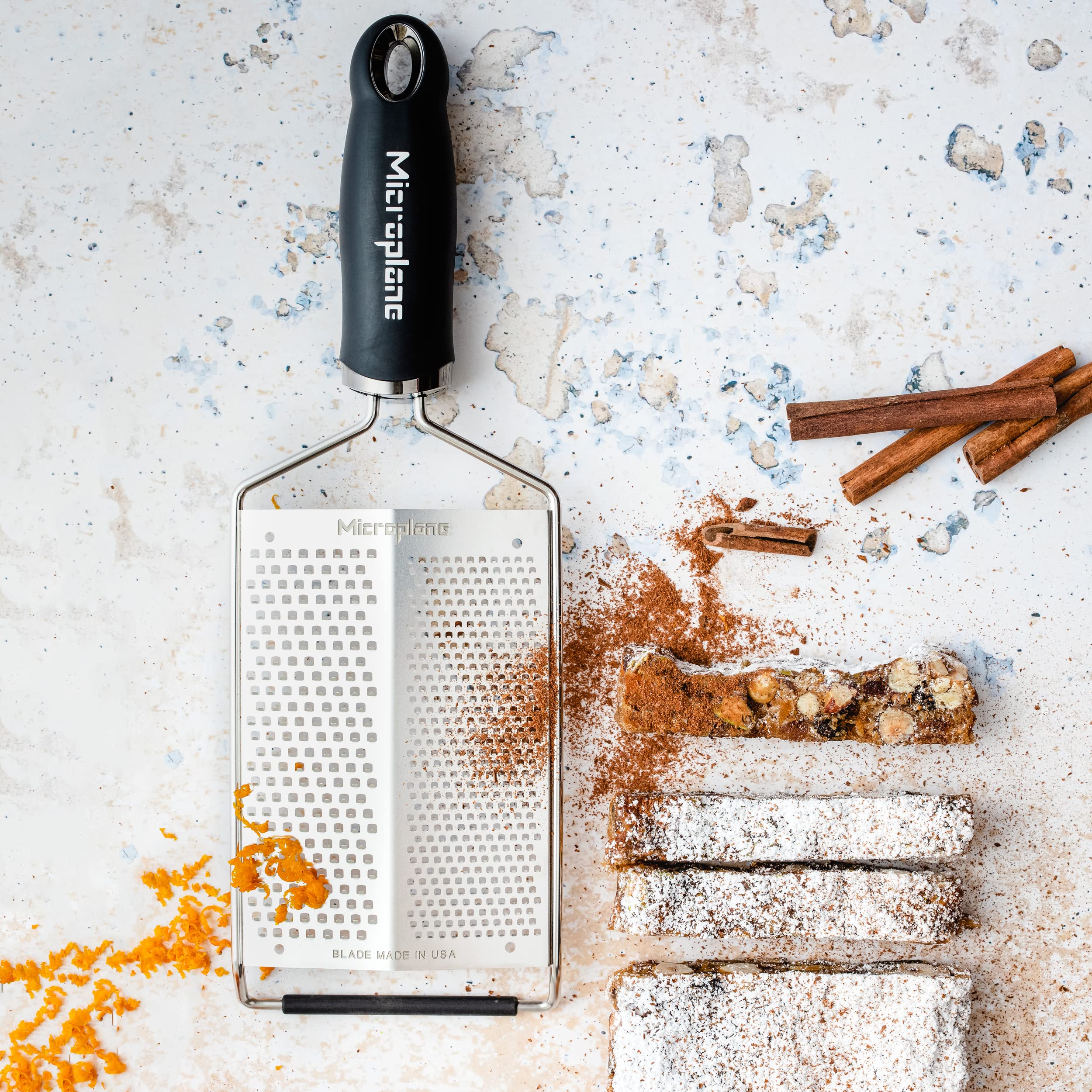 Uso versátil de Microplane para parmesano y texturas ligeras en la cocina diaria.