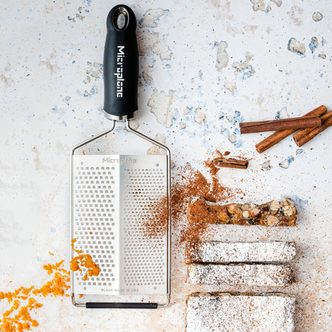 Uso versátil de Microplane para parmesano y texturas ligeras en la cocina diaria.