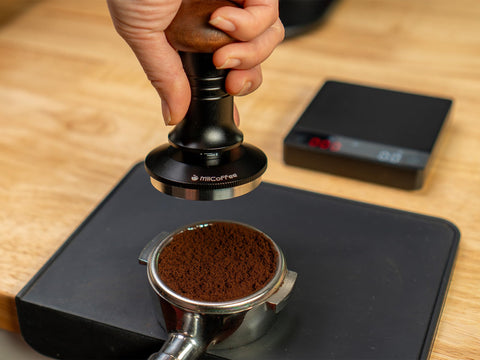 MiiCoffee prensador compatible con portafiltros 58mm para diferentes máquinas.