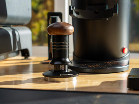 MiiCoffee prensador ayuda a controlar la distribución para una extracción más constante.