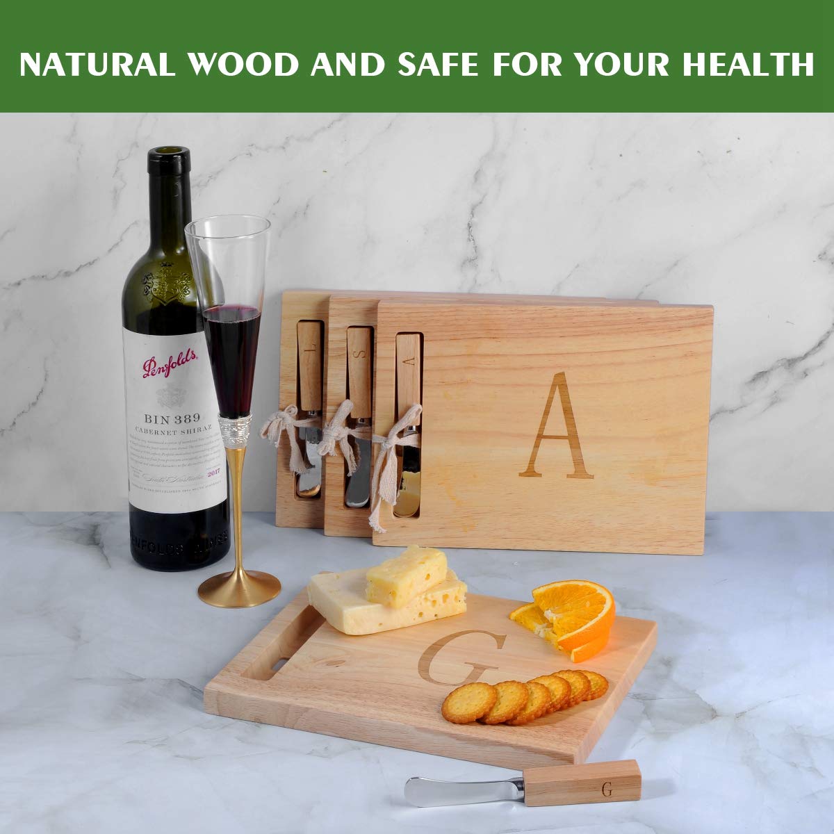 Superficie de madera grabada con monograma Miicol, resistente para uso diario.