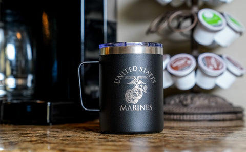 Taza USMC 12 onzas para viajes, diseño compacto y práctico.