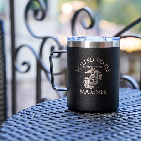 Taza USMC para usar en viaje, café caliente en movimiento.