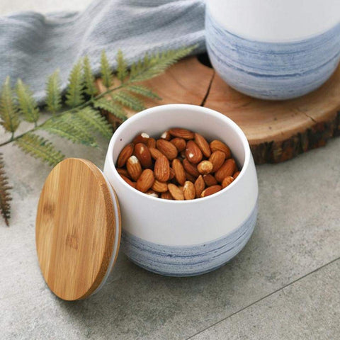 MilkyWay escena de cocina con tarro cerámico blanco, ideal para organizar café y té.