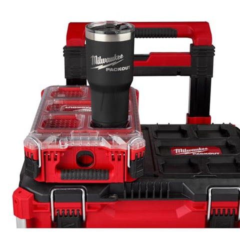 Milwaukee Packout 890 ml negro, tapa magnética para acceso rápido y sello seguro.