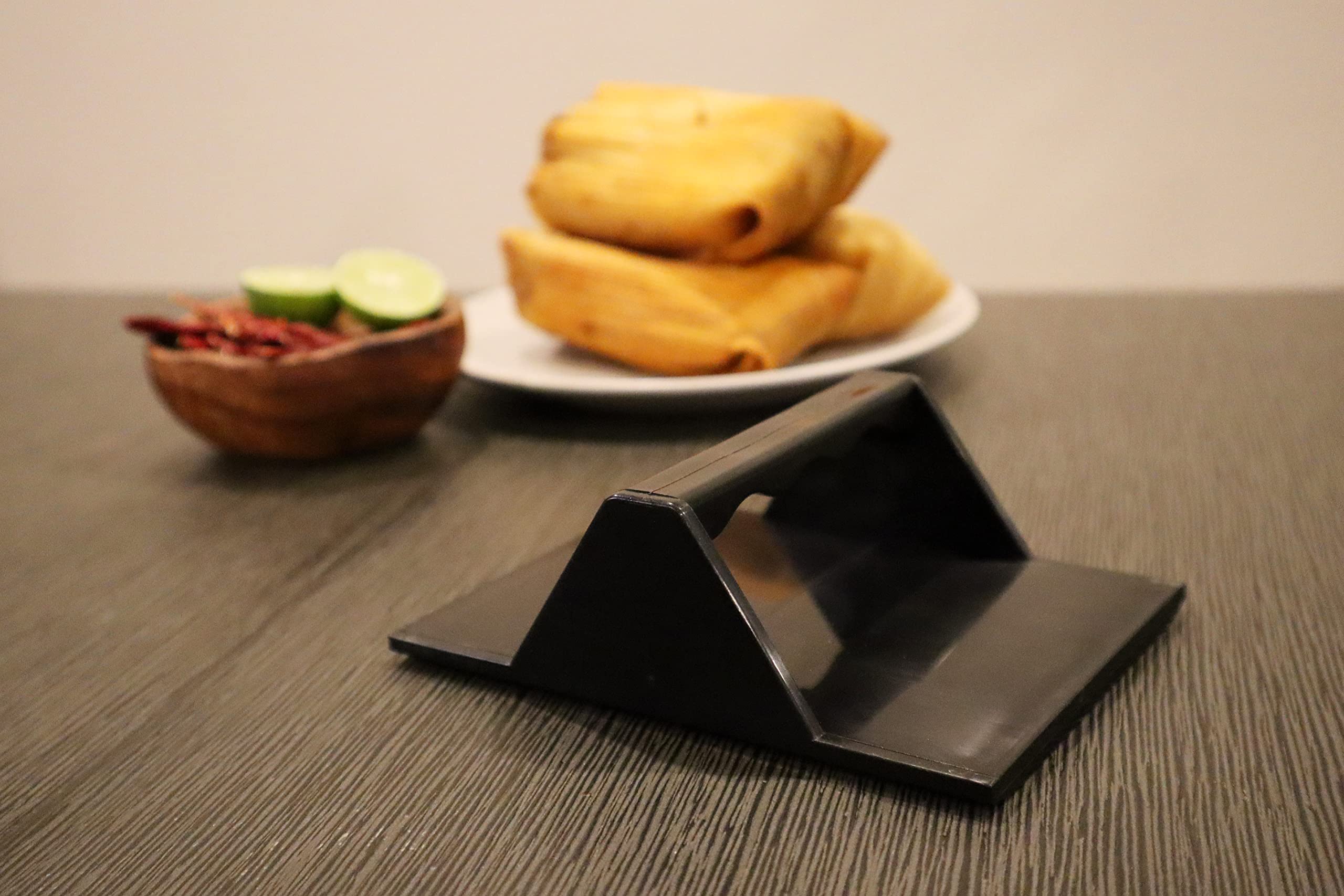 Mindful Design Tamale Masa Espatula con guías de precisión para grosor constante.
