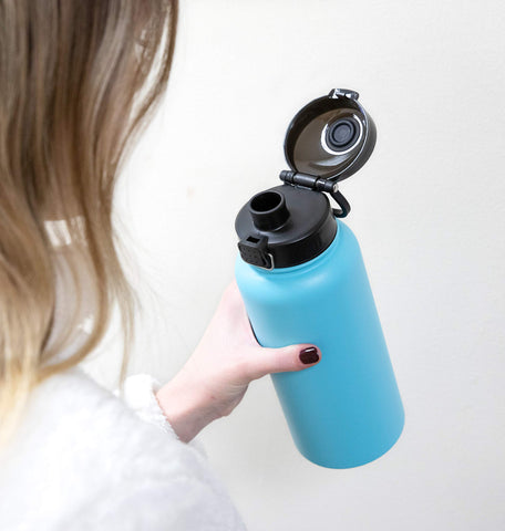 MIRA Botella 24 oz Azul Espacio, doble pared para evitar condensación.