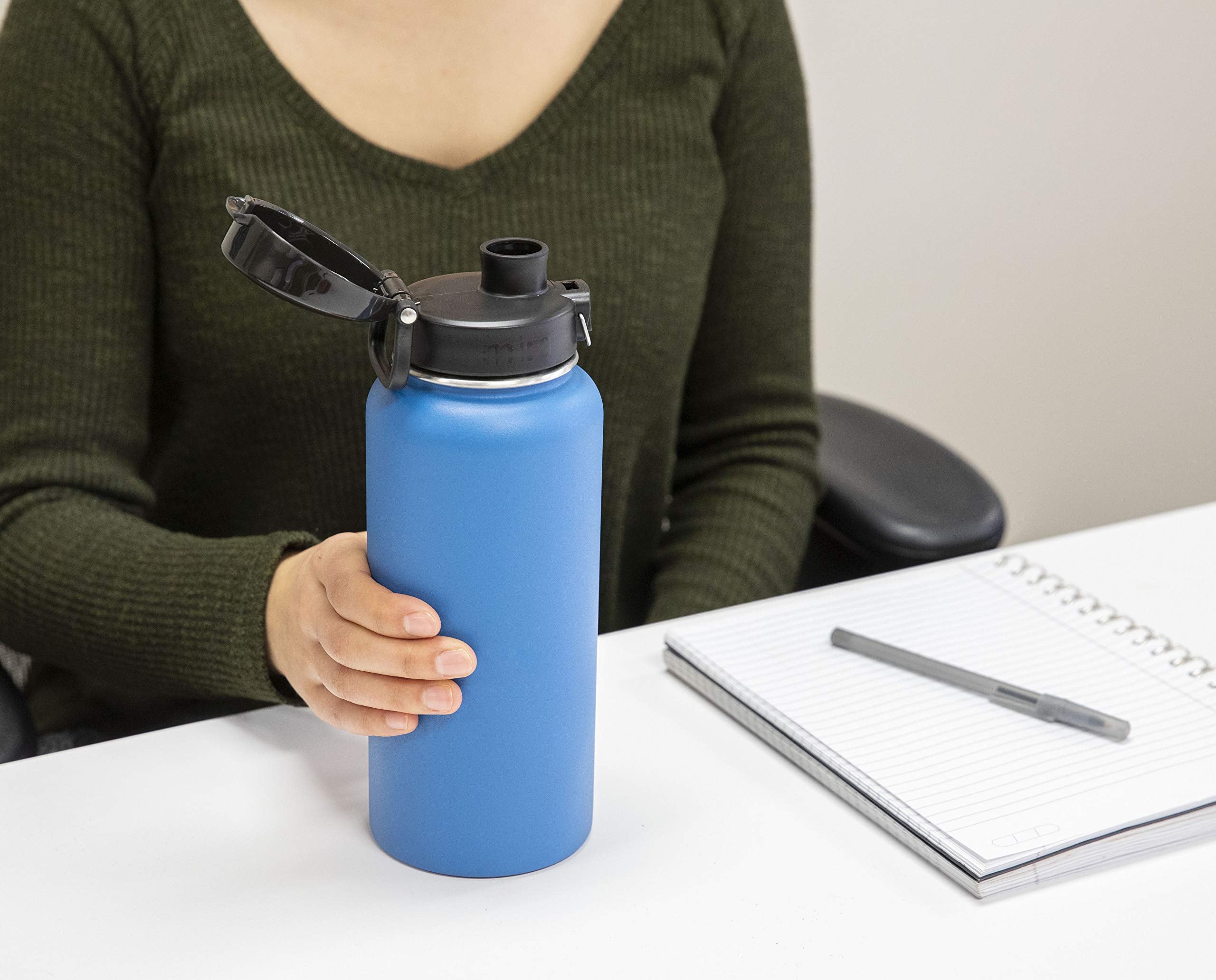 MIRA Botella 24 oz Azul Espacio, capacidad para añadir hielo y refrescar.