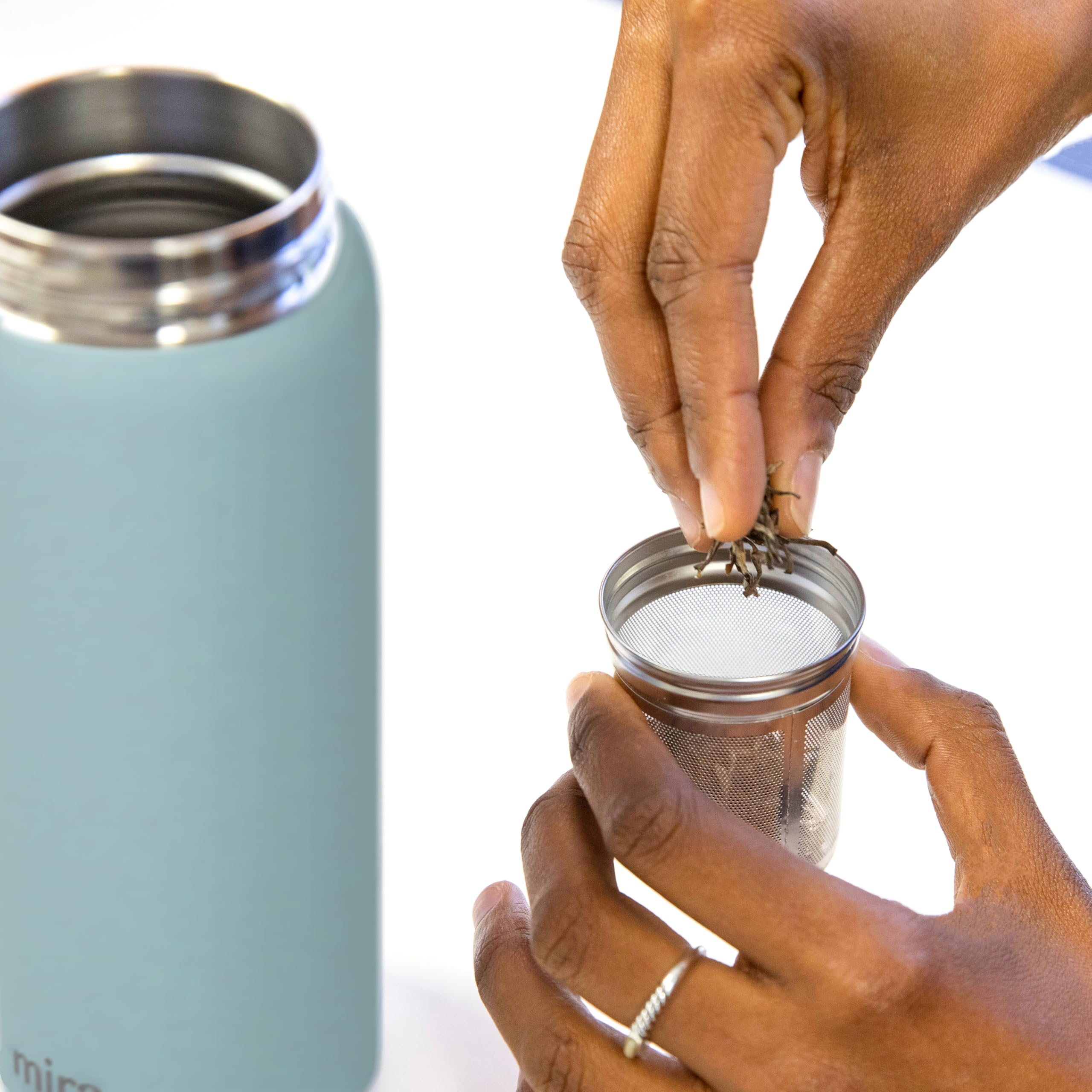 Infusor de té de MIRA en acción para hojas sueltas y sabor natural