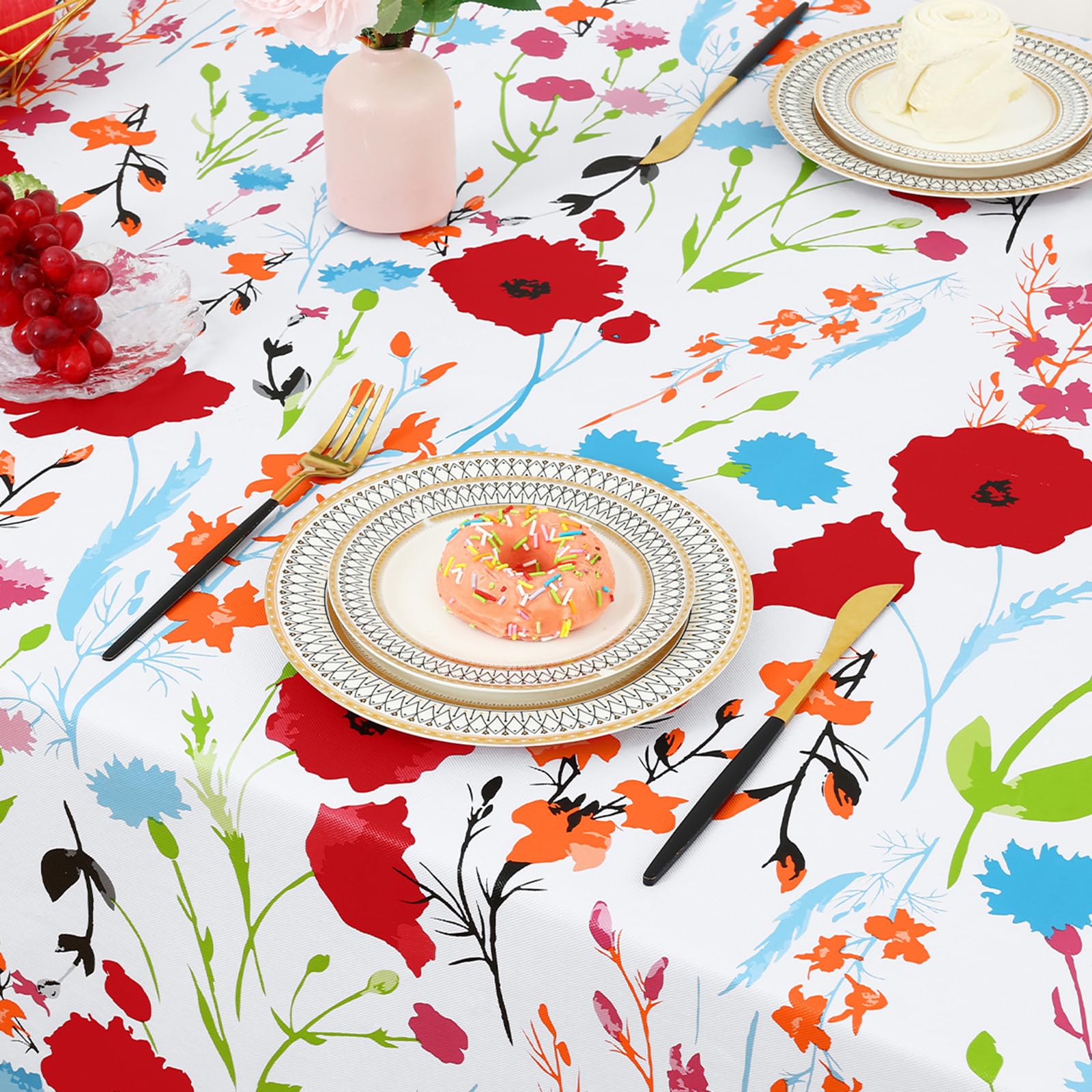Patrón floral brillante de Misaya aporta color a la mesa.
