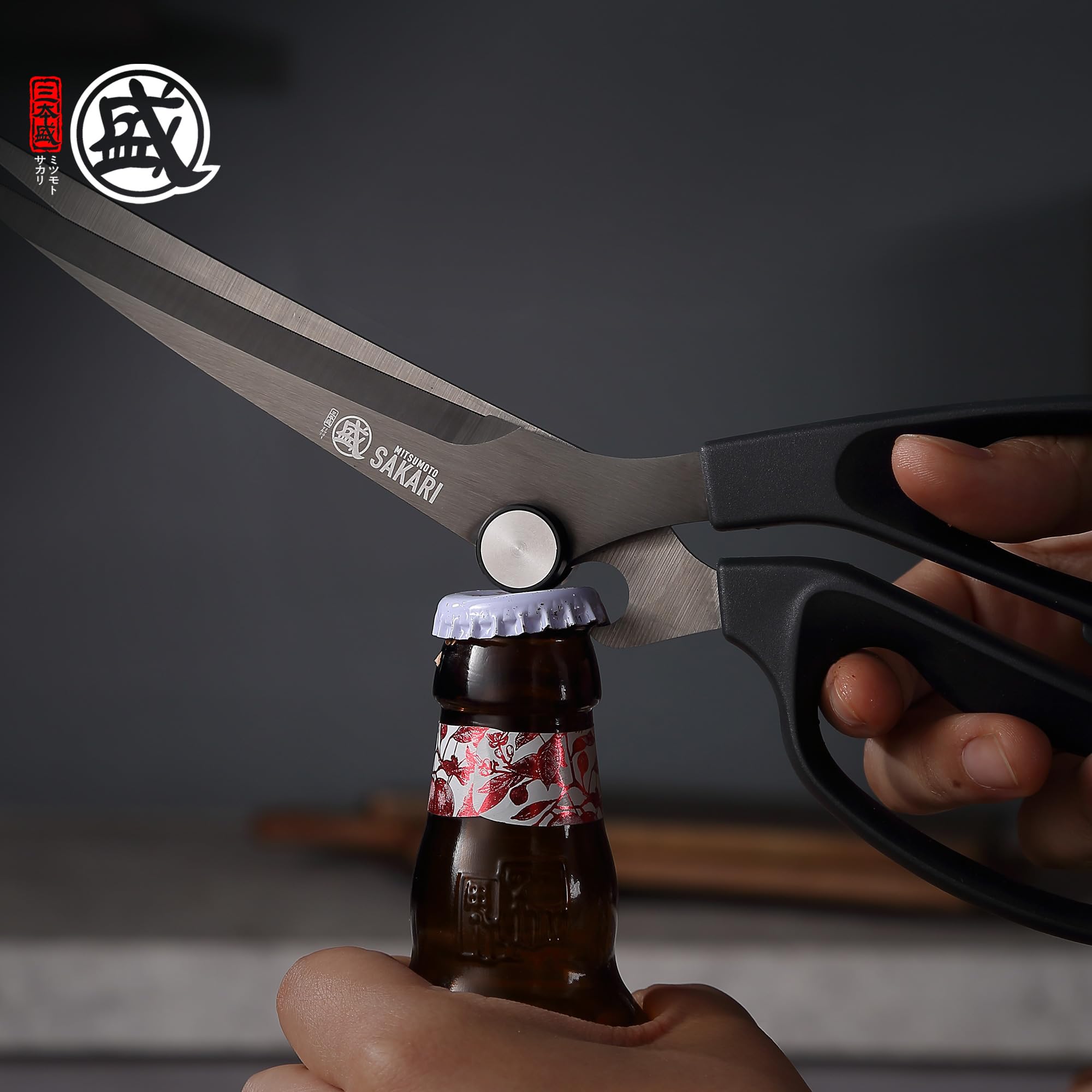 Mitsumoto Sakari tijeras con borde micro-serrado mantienen filo estable.