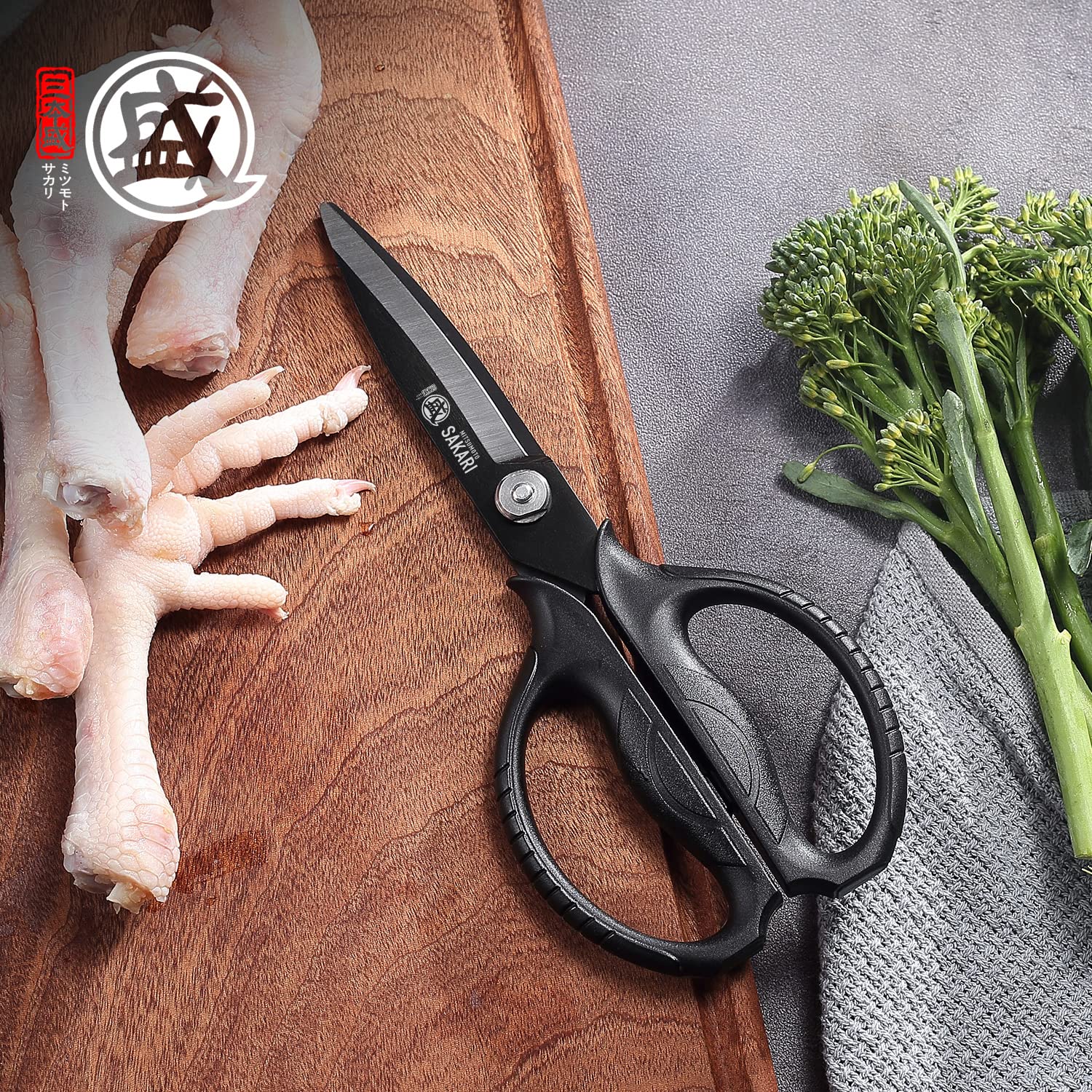 Tijeras Mitsumoto Sakari con filo preciso y titanio negro para cortar con control.