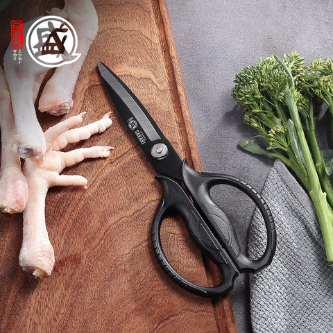 Tijeras Mitsumoto Sakari con filo preciso y titanio negro para cortar con control.
