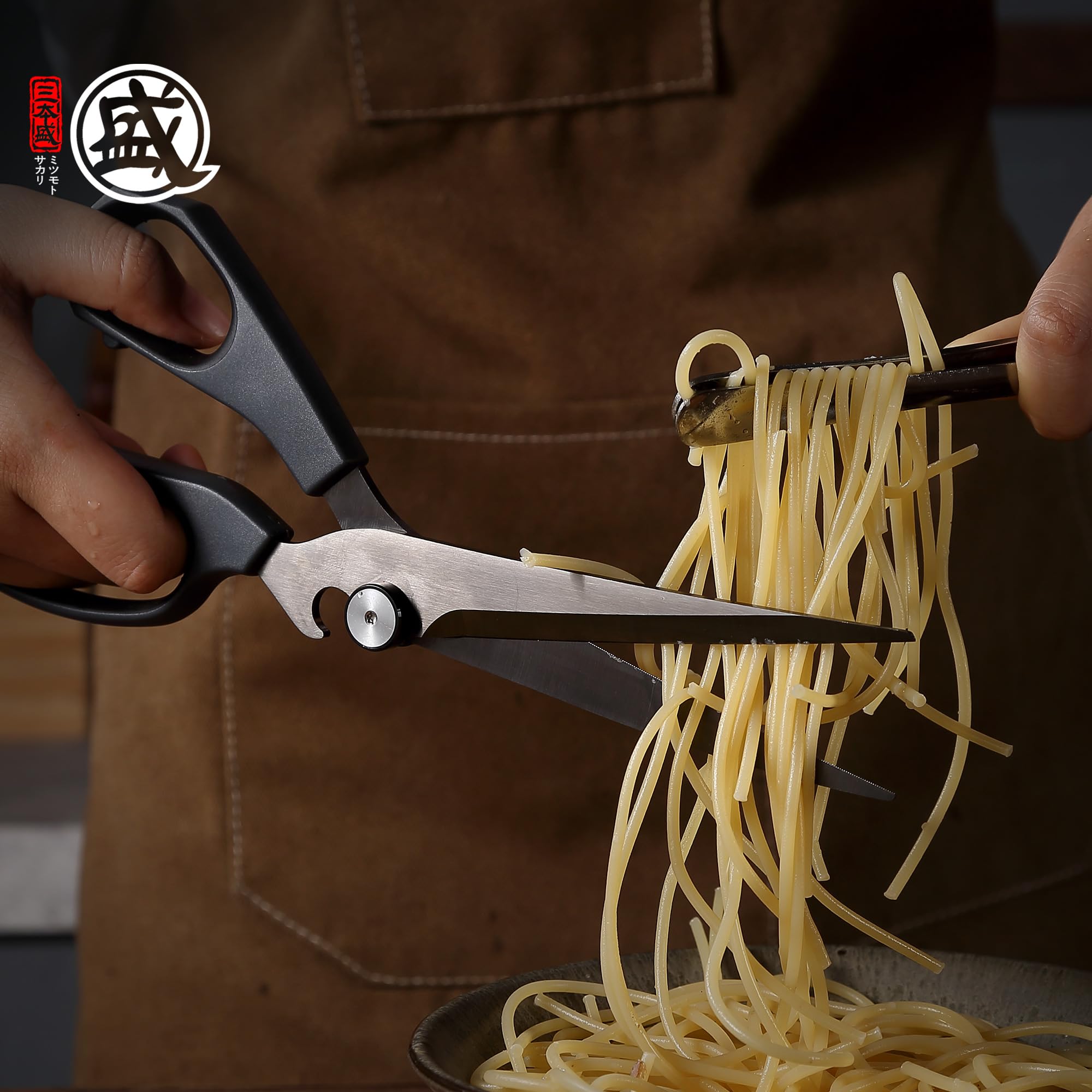 Tijeras ligeras Mitsumoto Sakari para manejar diversas tareas de cocina.