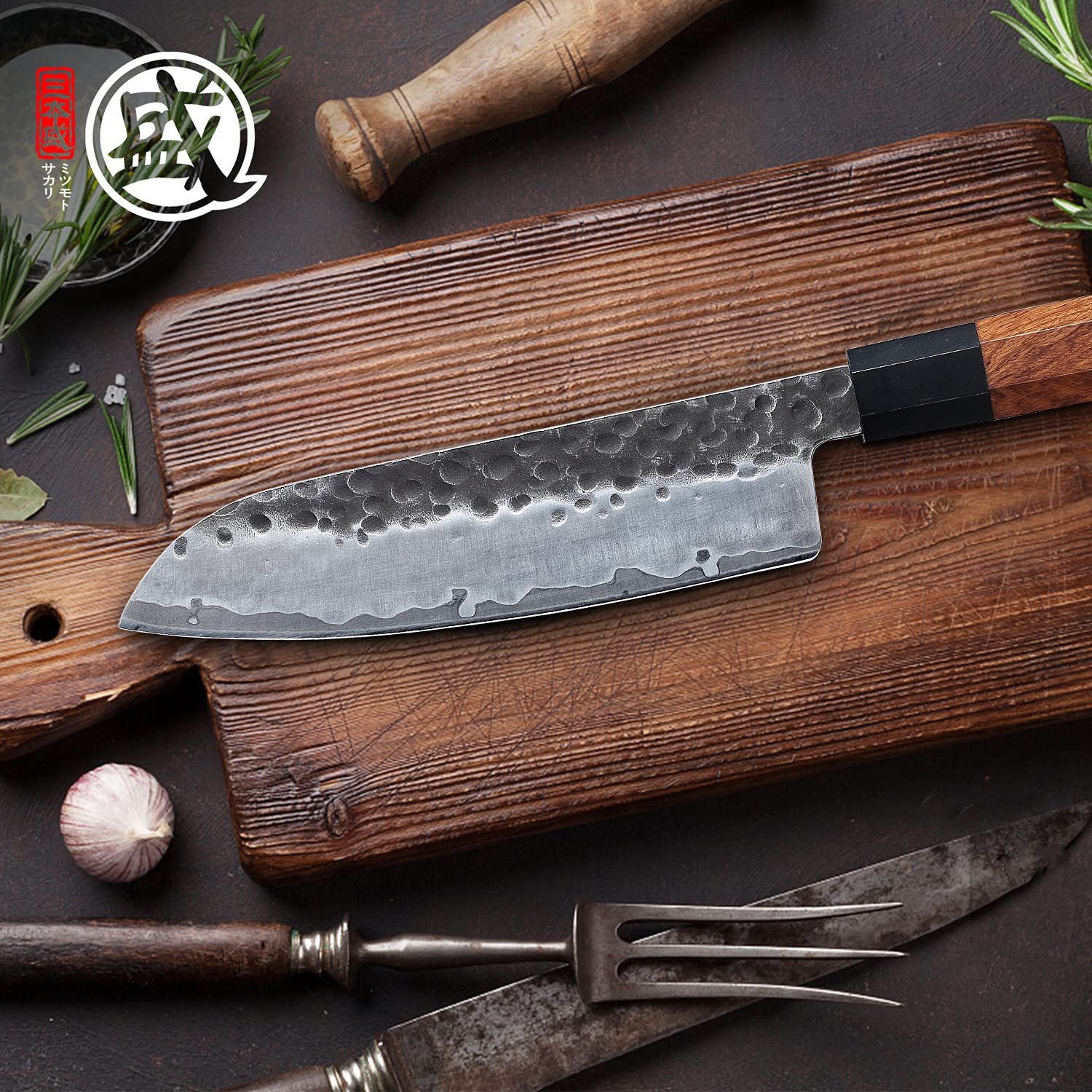 Uso profesional en cocina con el Santoku MITSUMOTO SAKARI para preparaciones rápidas