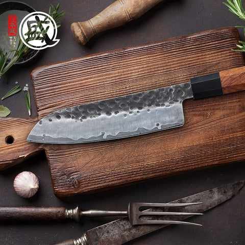 Uso profesional en cocina con el Santoku MITSUMOTO SAKARI para preparaciones rápidas