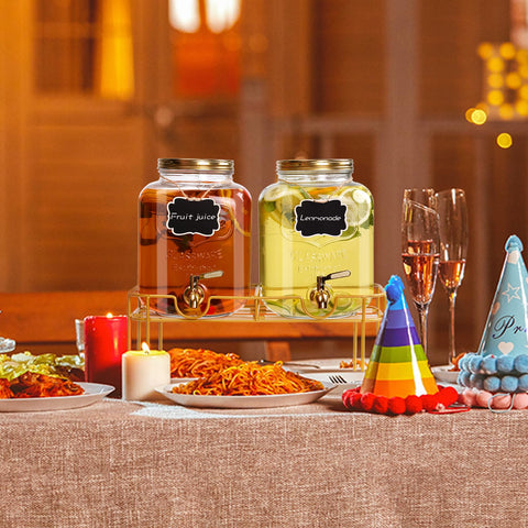Dispensadores MIWUYI listos para servir limonada en mesa de boda.