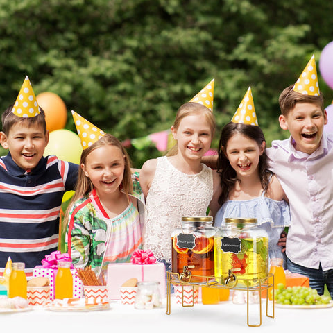 Escena de picnic con dispensadores MIWUYI, ideal para fiestas al aire libre.
