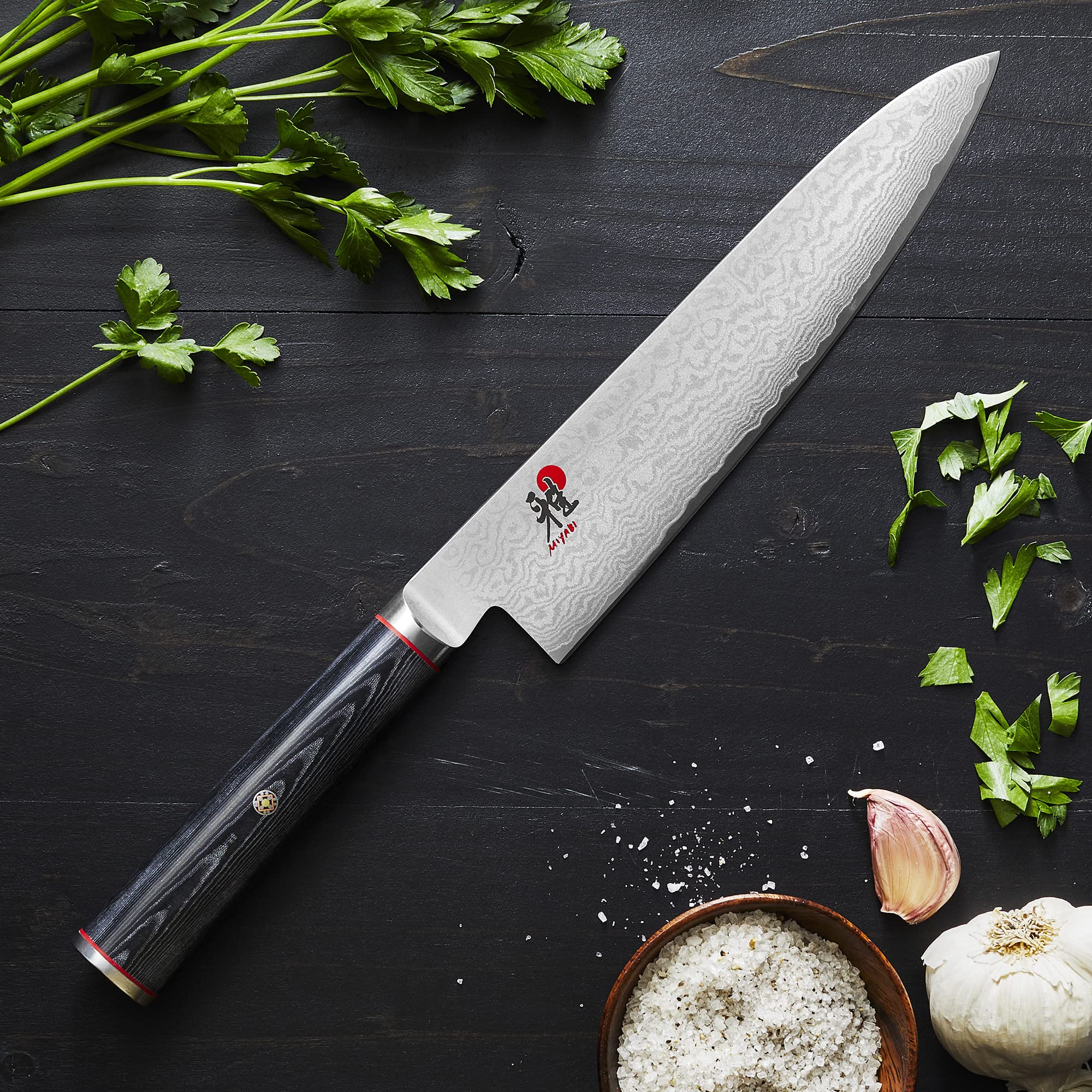 Corte de verduras con Miyabi Kaizen mostrando control y precisión