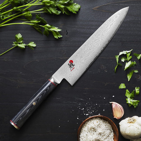 Corte de verduras con Miyabi Kaizen mostrando control y precisión
