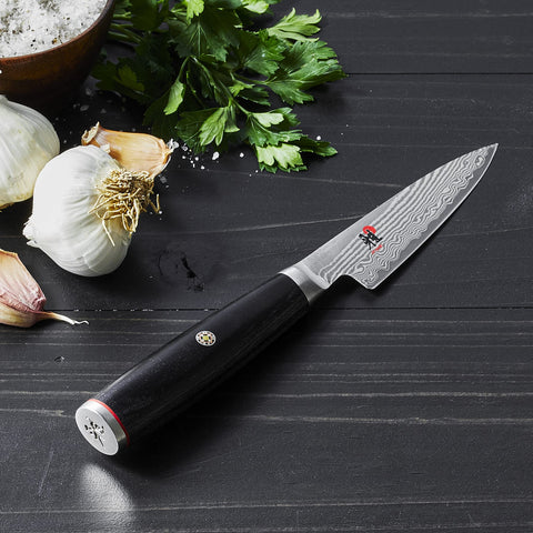 Patrón flor damaste Miyabi Kaizen II, detalle oscuro para estética de cocina.