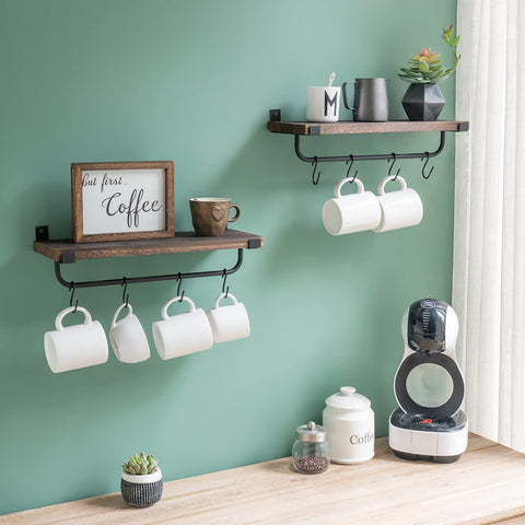 Estantería flotante rústica Mkono para exhibir tazas y decoración.
