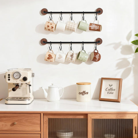 Mkono gancho-tazas-pared-ajustable, flexibilidad para separar y organizar tazas de diferentes tamaños.