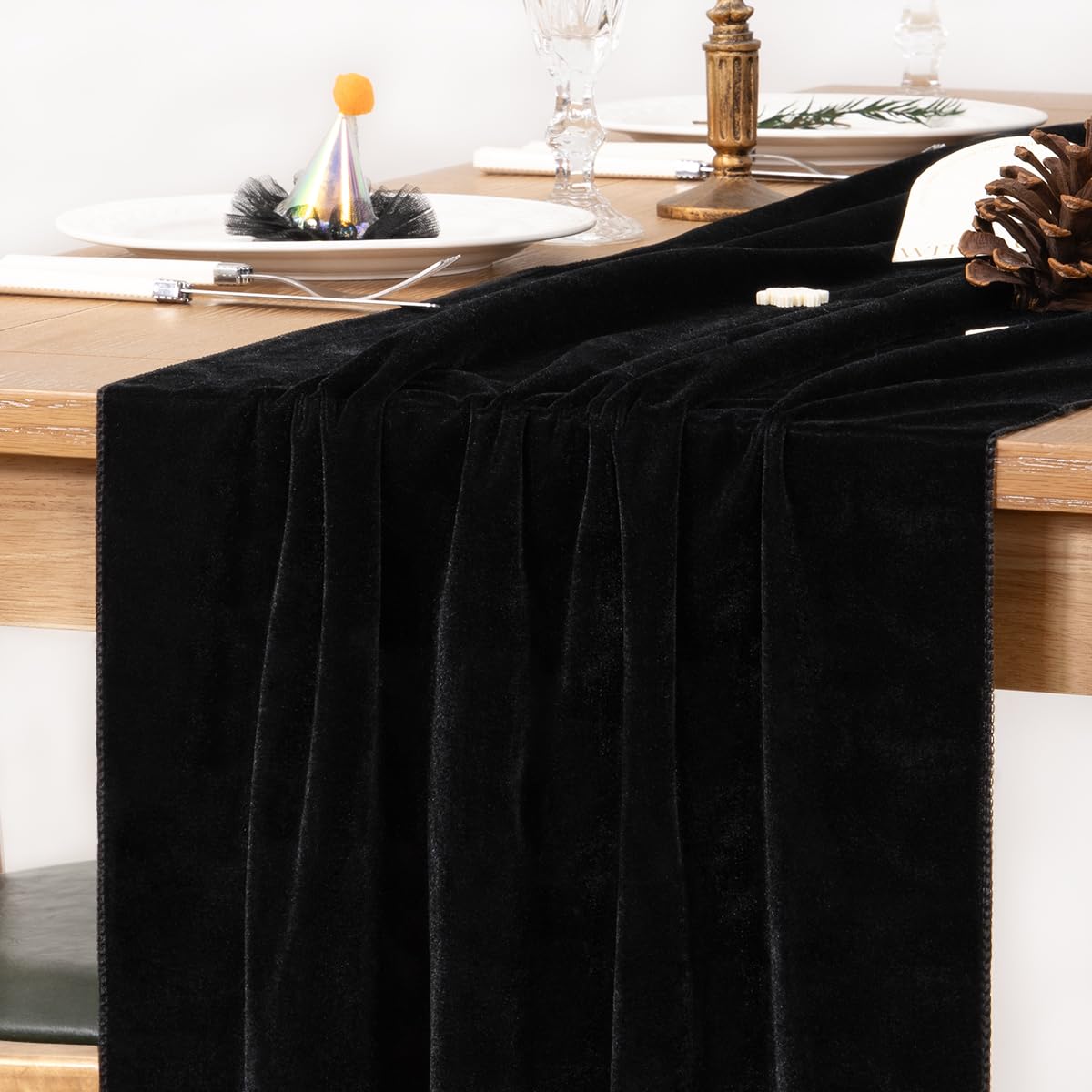 Mantel MLMC negro con textura suave para crear ambiente cálido en la mesa