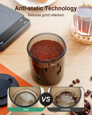 MOKKOM al lado de taza y cafetera, comparación de tamaño para la cocina