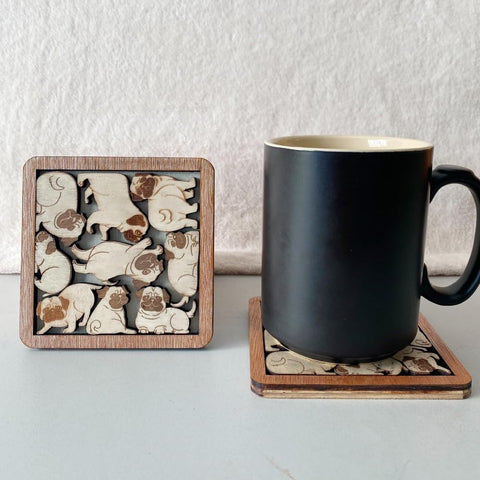 Momapopup posavasos pug en madera con detalles del pug.