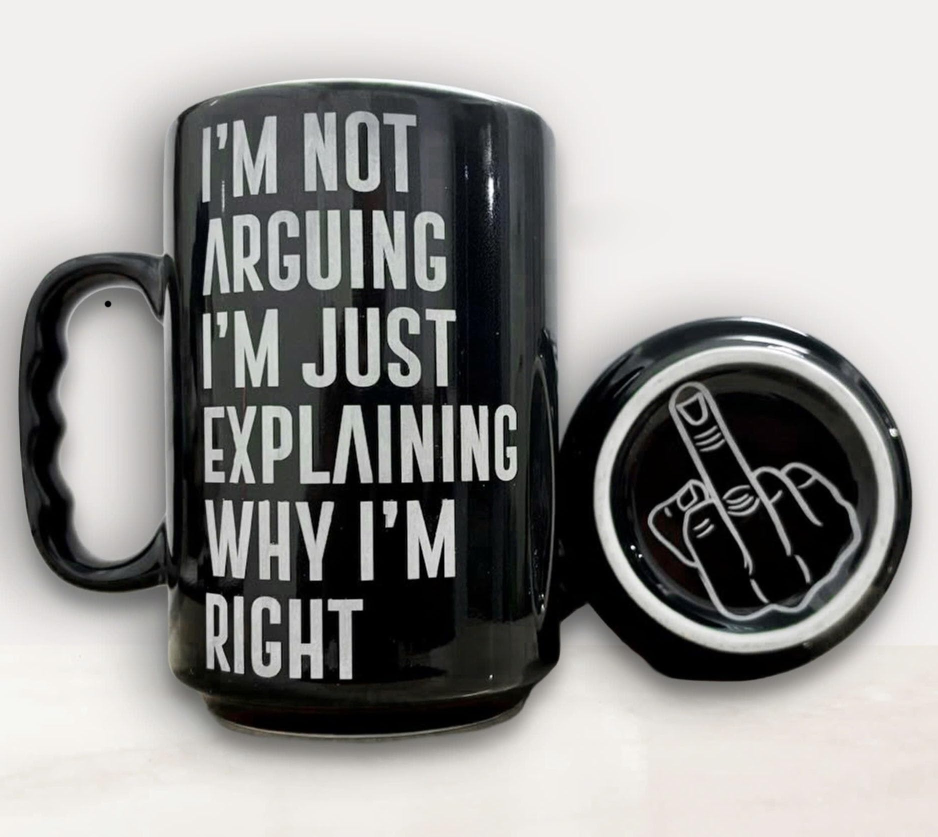 Momapopup taza negra con frase sarcástica grabada para despertar el humor matutino.