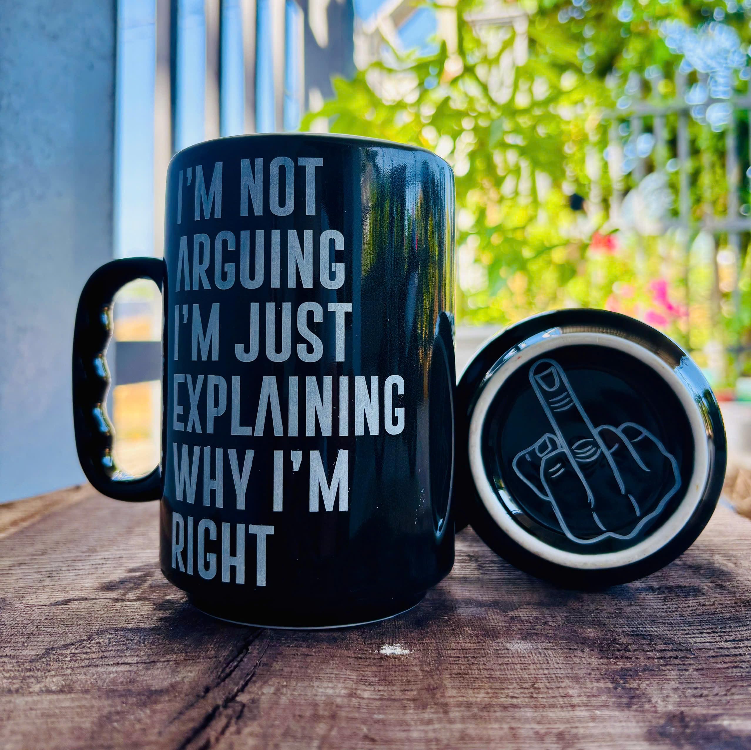 Momapopup taza negra, mango cómodo, ideal para beber caliente con agarre estable.