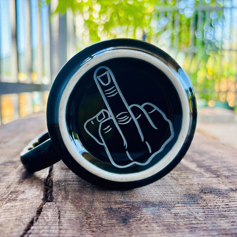 Momapopup taza negra adecuada para café, té o chocolate caliente.
