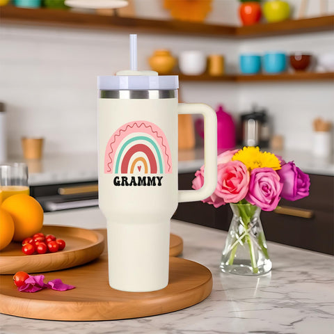 Momocici Grammy tumbler con acabado en polvo, agarre antideslizante y cómodo.
