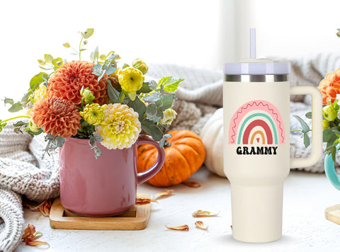 Momocici Grammy tumbler, diseño ergonómico para un agarre cómodo.