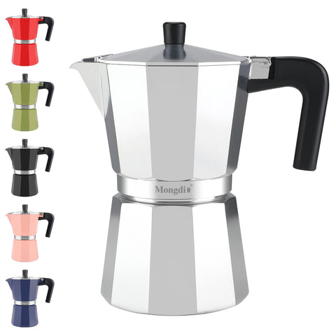 La cafetera moka Mongdio en la estufa lista para café expreso intenso en casa