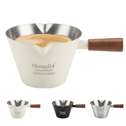 Mongdio Taza Medidora Espresso con asa de madera para manejo cómodo.