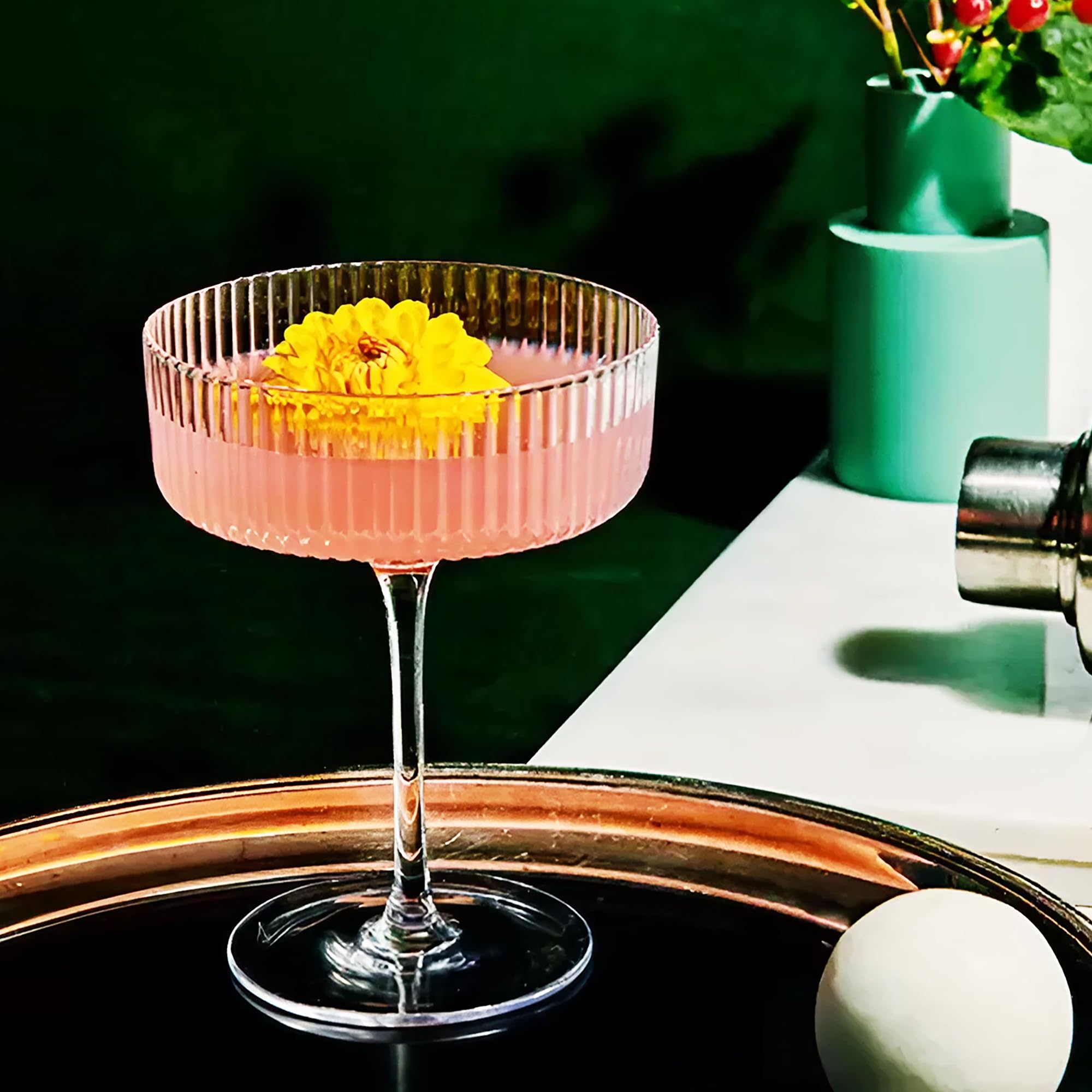 Montex copa martini ondulada de 10 oz, realza colores y capas.