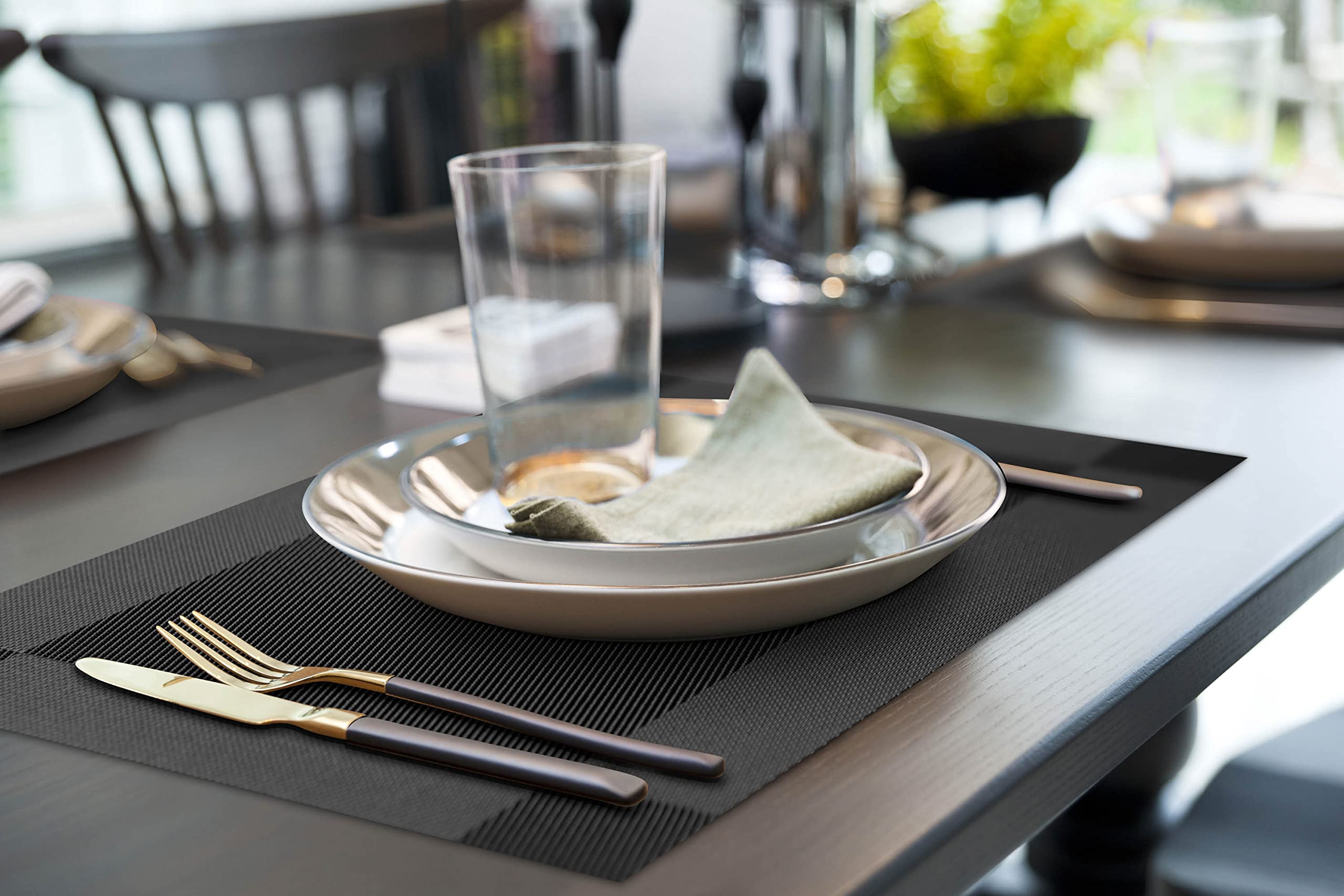 Manteles PVC negro de More Decor, duraderos y fáciles de limpiar tras la cena.