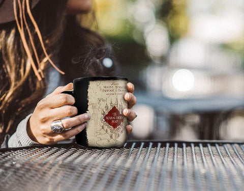 Morphing Mugs Harry Potter muestra la taza cerámica de 16 oz lista para beber.