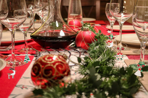 Marcador MOSNLEILA para copa con gorro papa noel añade alegria festiva a la mesa.