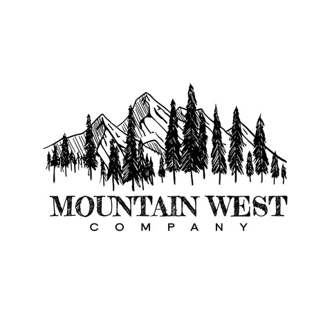 Despensa ordenada con tarros cuadrados Mountain West para almacenamiento práctico.