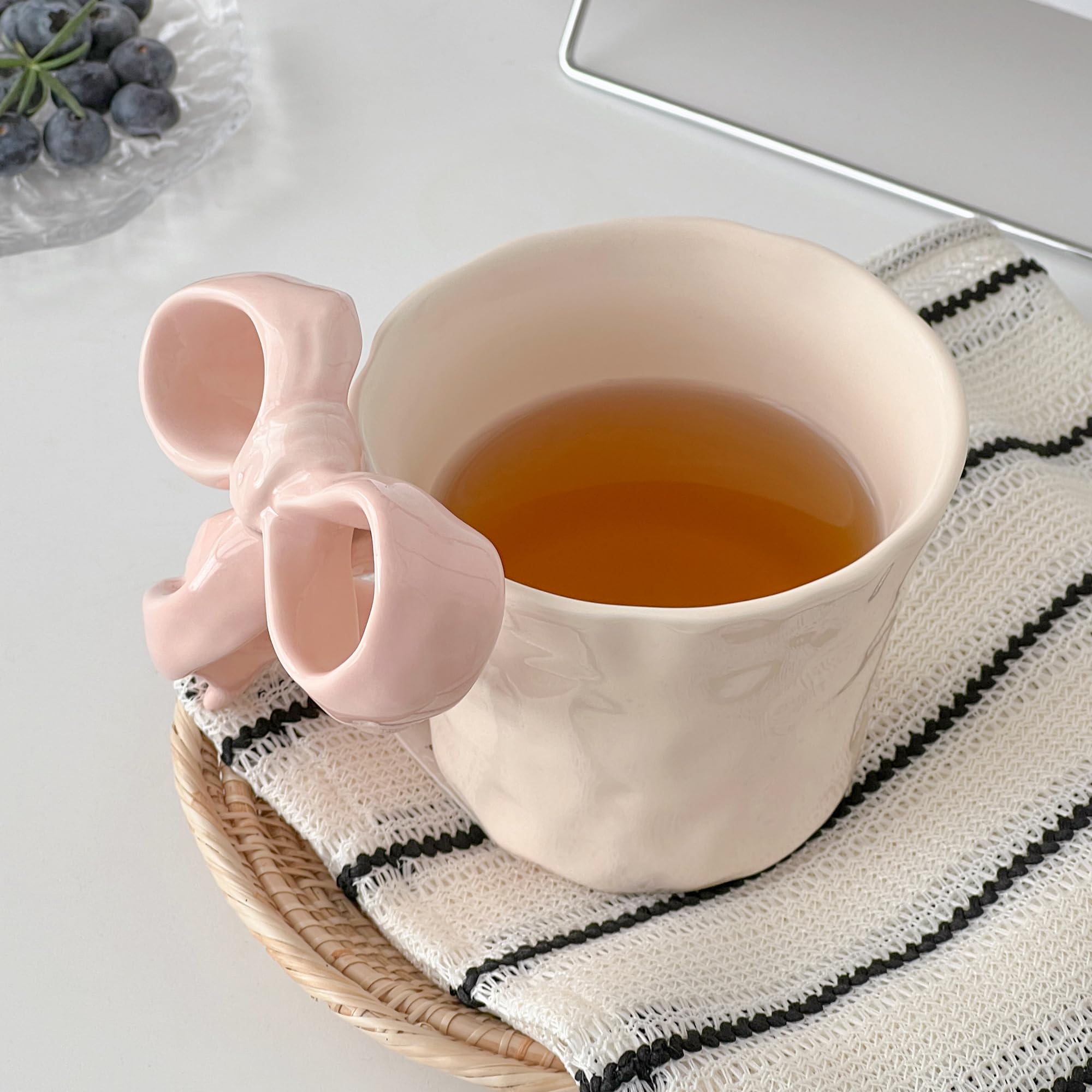 Movlen taza con lazo rosa presentada como regalo elegante