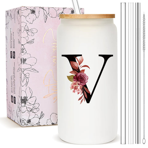 Vaso Mozaba de cristal con monograma y paja, ideal para bebidas frescas.