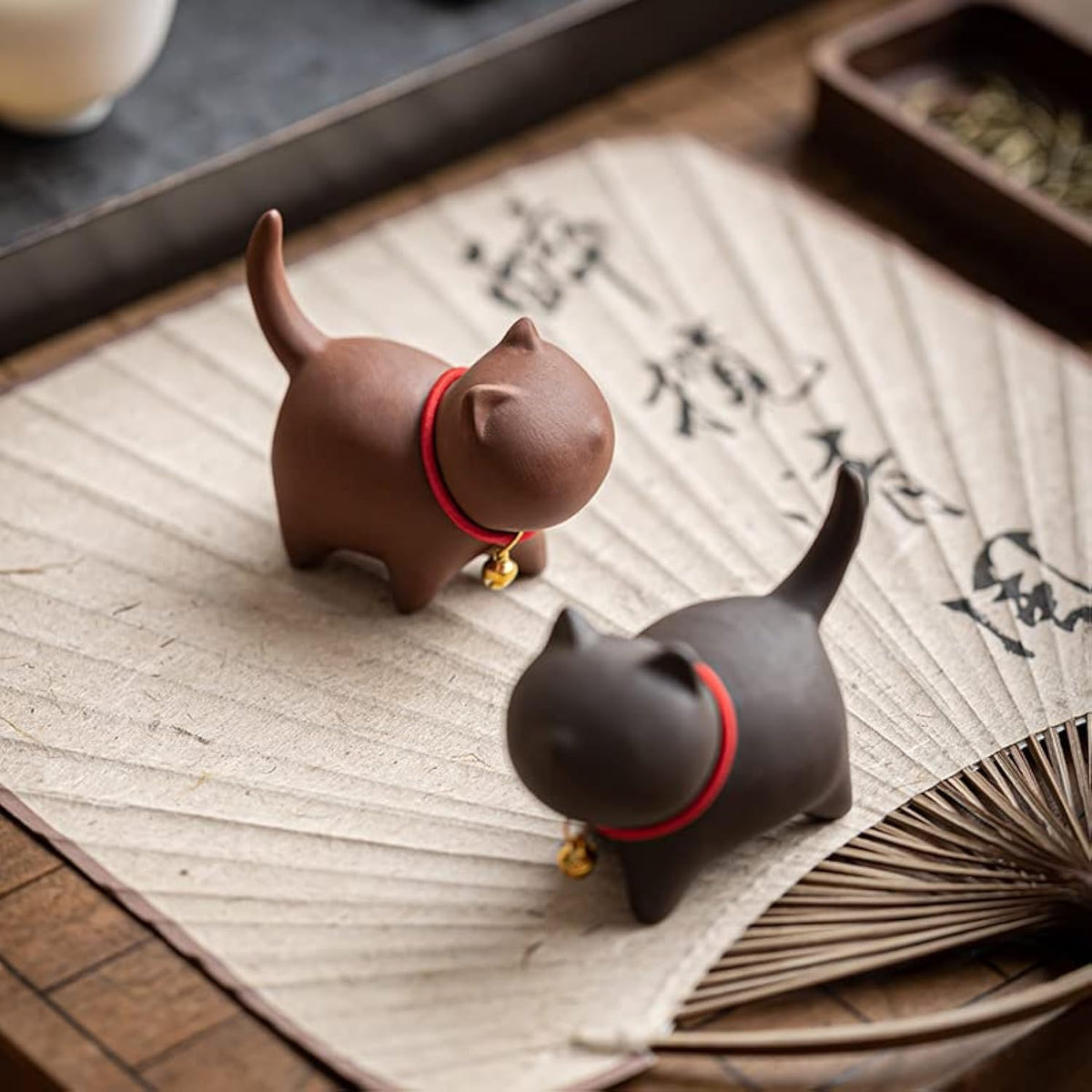 MOZEO Mascota de té gato púrpura, vista frontal, decora la mesa de té.