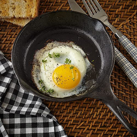 Sartén Mozuve de limpieza natural con cepillo de fibras.